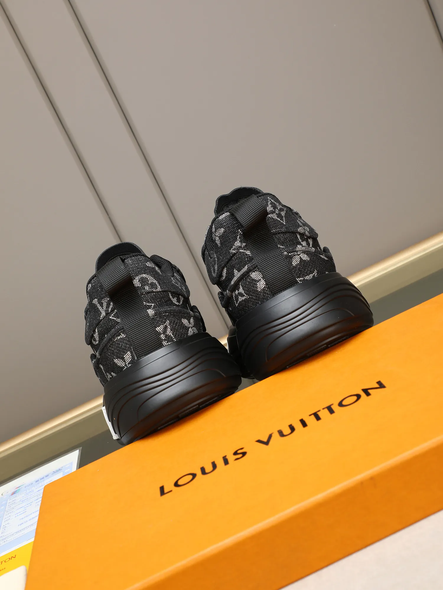Men's shoes 💰560 LV are novel and fashionable, and the uppers are made of imported cowhide + LV special materials! Super trendy design! It’s eye-catching! The leather is soft, delicate, shiny and translucent, showing the ultimate in pure handcraftsmanship, and the mesh is soft, comfortable and breathable! Size: 39-44 (38 45 customized)